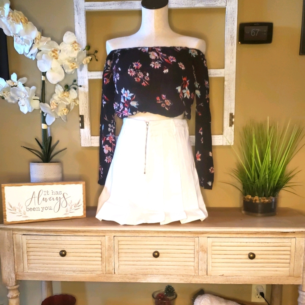 Intu black flowery, scoop neck, bell sleeves top